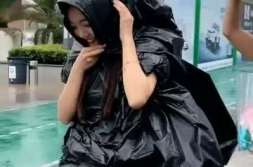 穿蓝色雨衣的小姐姐图片,蓝色雨衣小姐姐的清新风采