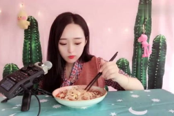 南方小姐姐吃陕西凉皮,小姐姐的独特凉皮体验