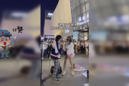 路边抢麦小姐姐,勇敢追梦的青春风采