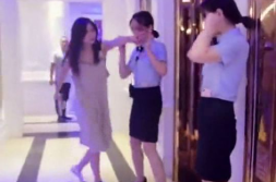 校园大堂唱歌小姐姐视频,小姐姐热力开唱引围观