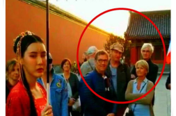 外国人看到故宫小姐姐哭,外国游客见证小姐姐感人瞬间